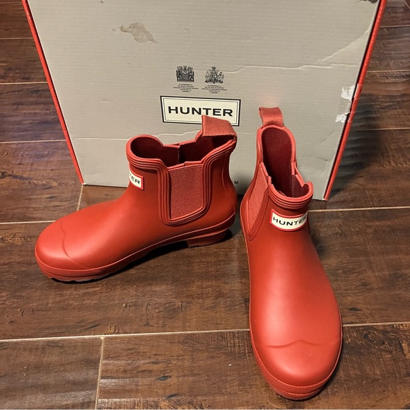 * NEW * Hunter Women’s Chelsea Boots - 5 Military Red - Picture 1 of 7